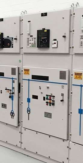 Quadro geral de baixa tensão com disjuntores e proteções