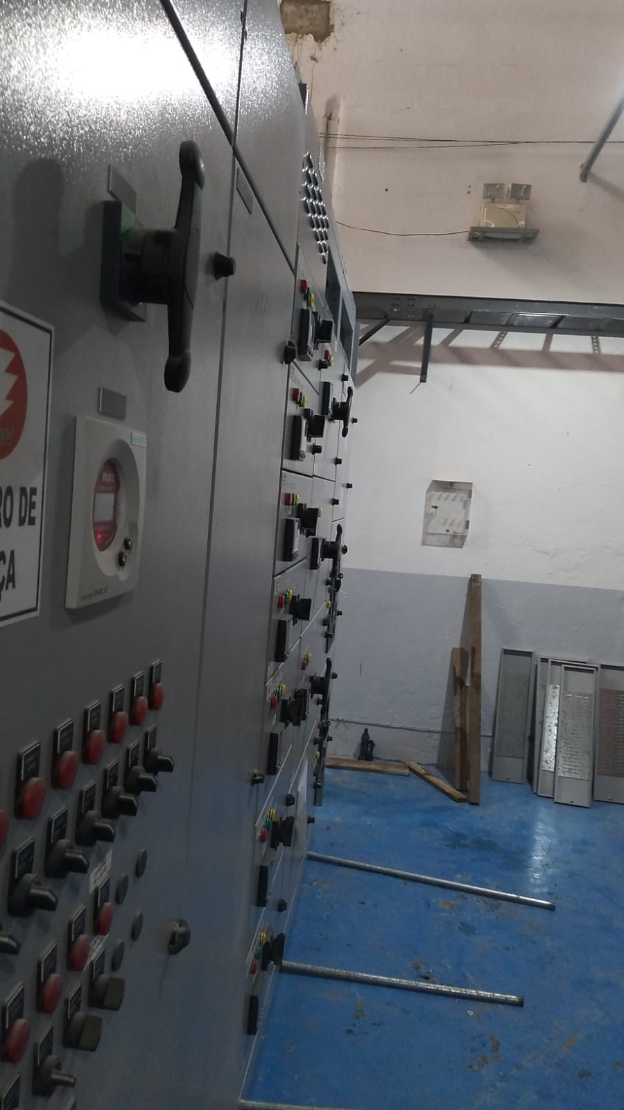 Painéis da subestação da Saint-Gobain durante a ampliação em Recife