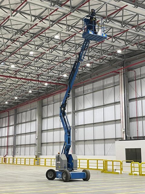 Montagem elétrica em galpão industrial executada pela LA Services