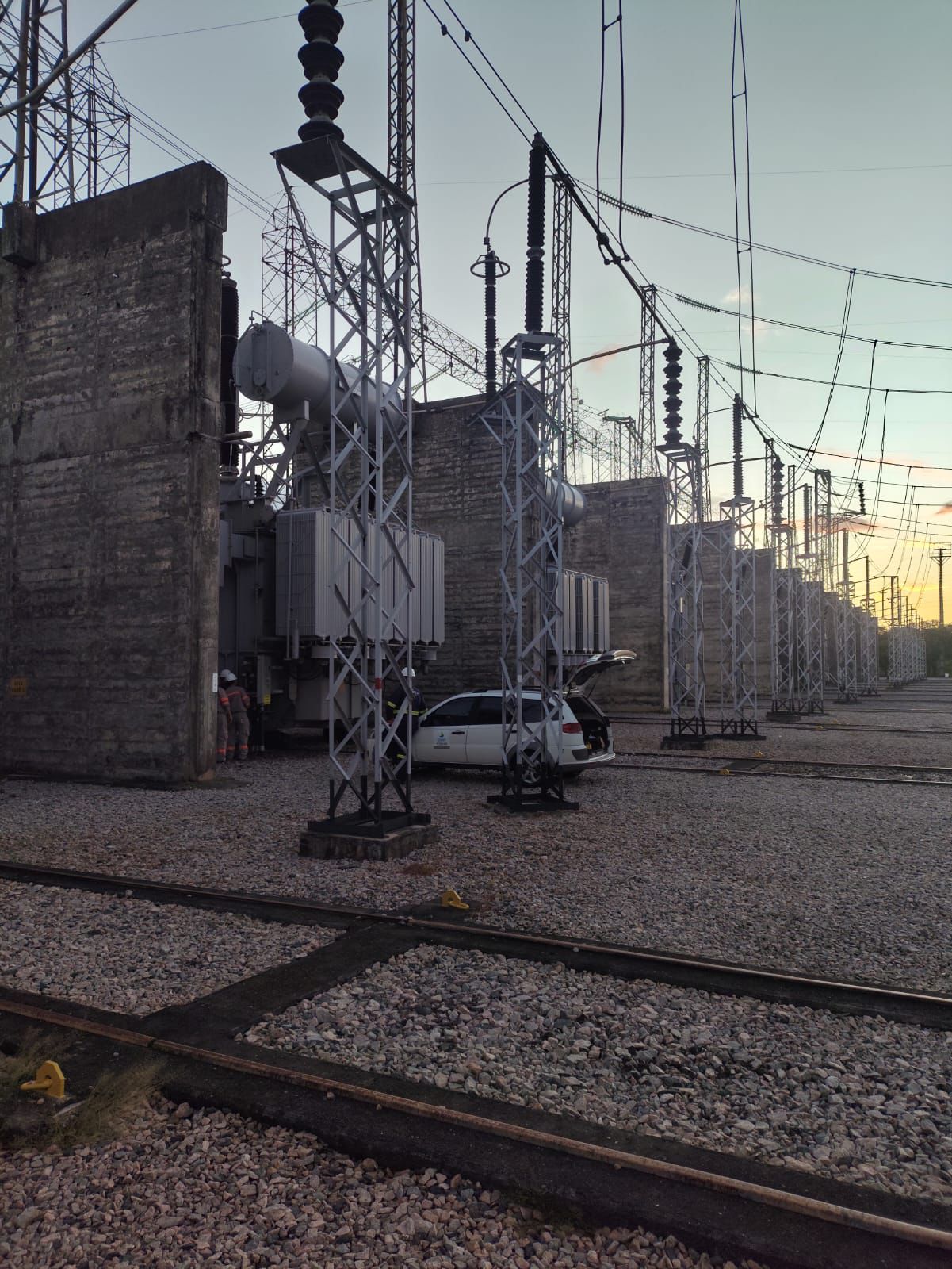 Transformadores e estruturas de alta tensão em subestação elétrica